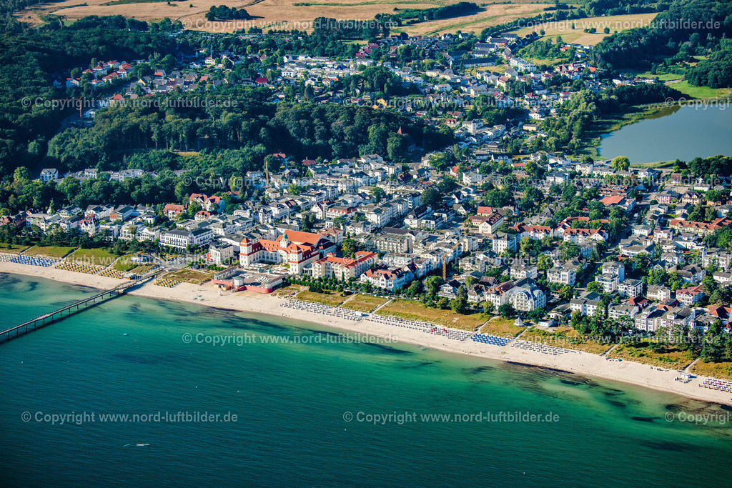 Binz_Seebrücke_Rügen_ELS_4621100822 | BINZ 10.08.2022 Ortsansicht an der Meeres-Küste der Ostsee in Binz Insel Rügen im Bundesland Mecklenburg-Vorpommern, Deutschland. Weiterführende Informationen bei: Gemeinde Ostseebad Binz. // Townscape on the seacoast of of Baltic Sea in Binz island Ruegen in the state Mecklenburg - Western Pomerania, Germany. Further information at: Gemeinde Ostseebad Binz. Foto: Martin Elsen