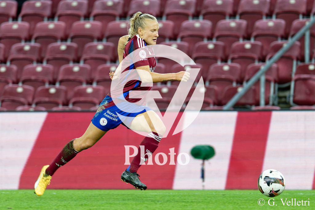 Women's Champions League - Servette FCCF v As Roma | Cassandra Korhonen (9 Servette FCCF) in action during the Women's Champions League game between Servette FCCF and As Roma at Stade de Genève in Geneva, Switzerland