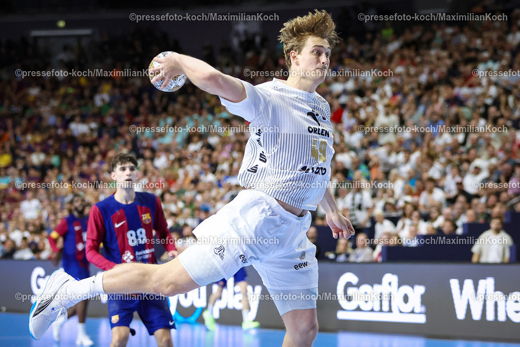 KoeEHF08062402042 | 08.06.2024, Köln, Handball, TruckScout24 EHF FINAL4, Machineseeker Champions League Men, Lanxess-Arena, Halbfinale, THW Kiel - FC Barcelona: Karl Wallinius (THW Kiel)