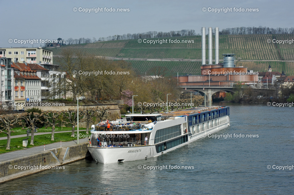 Deutschland_ Bayern_ Wuerzburg_ 12.06.2024-19 | 12.06.2024, Deutschland, GER, Bayern, Wuerzburg im Bild Stadtansichten, Gebauede, Main, Bruecke, Universitaet, Bahnhof, Kaeppele, Marienberg, Festung, Spital, Museum, Sehenswuerdigkeiten, Reise, Feature, Travel, City, Kirche, Church, Dom, kreisfreie Stadt in Bayern, Bezirk Unterfranken
