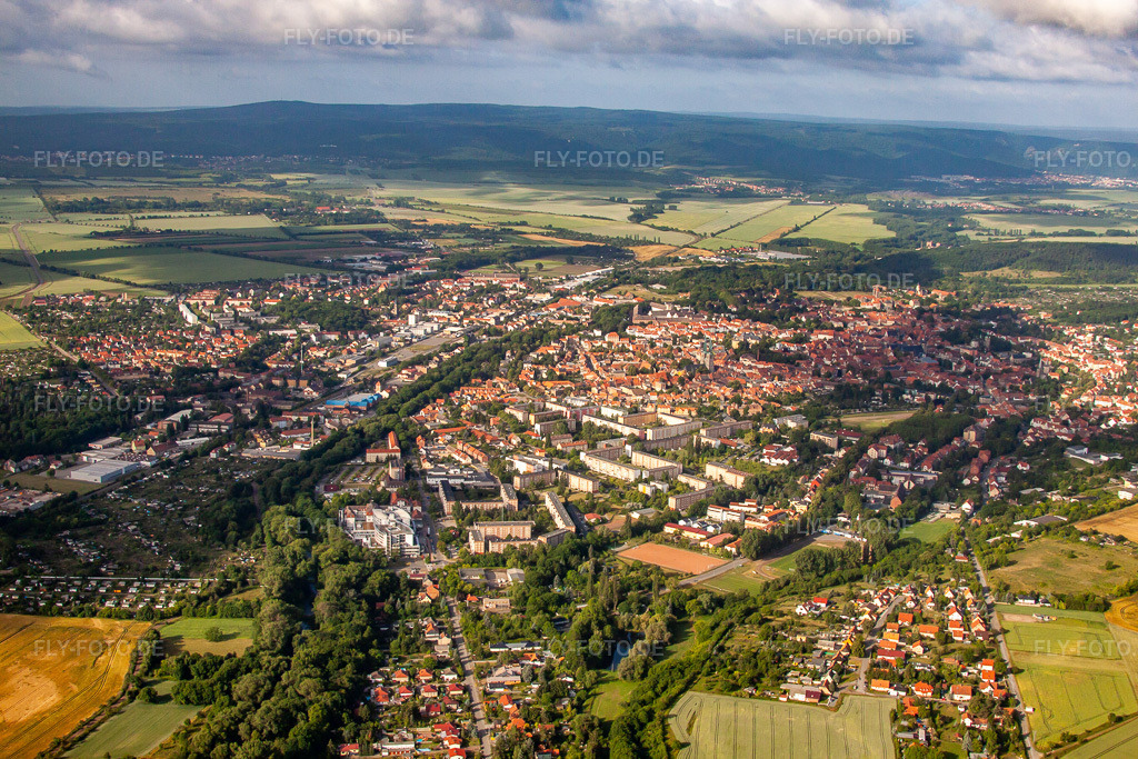 Luftbild: Ortsansicht von Nordosten in Quedlinburg im Bundesland Sachsen-Anhalt in Deutschland. Foto: IMG_58426.jpg vom 30.06.2013 durch Werner Riehm/FLY-FOTO.de