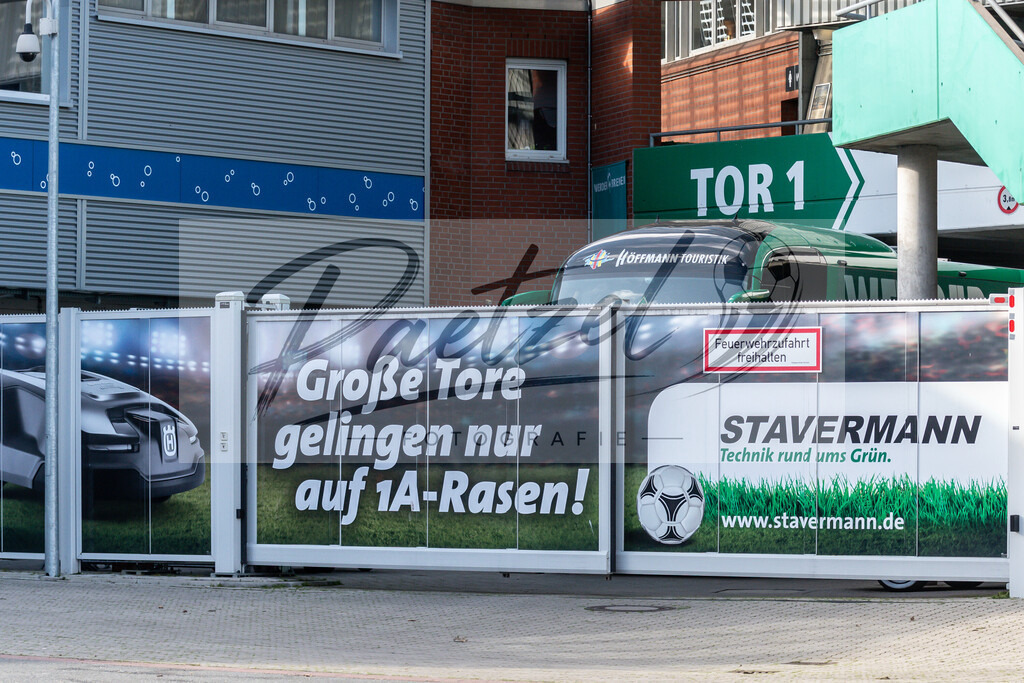 20200212_PKBREM_0029 | Fussball, Herren: . Die Mannschaft von Werder Bremen auf dem Weg ins Kurztrainingslager nach Leipzig waehrend der Pressekonferenz des SV Werder Bremen auf dem wohninvest Weserstadion am 12.02.2020 in Bremen, Deutschland. - Realisiert mit Pictrs.com