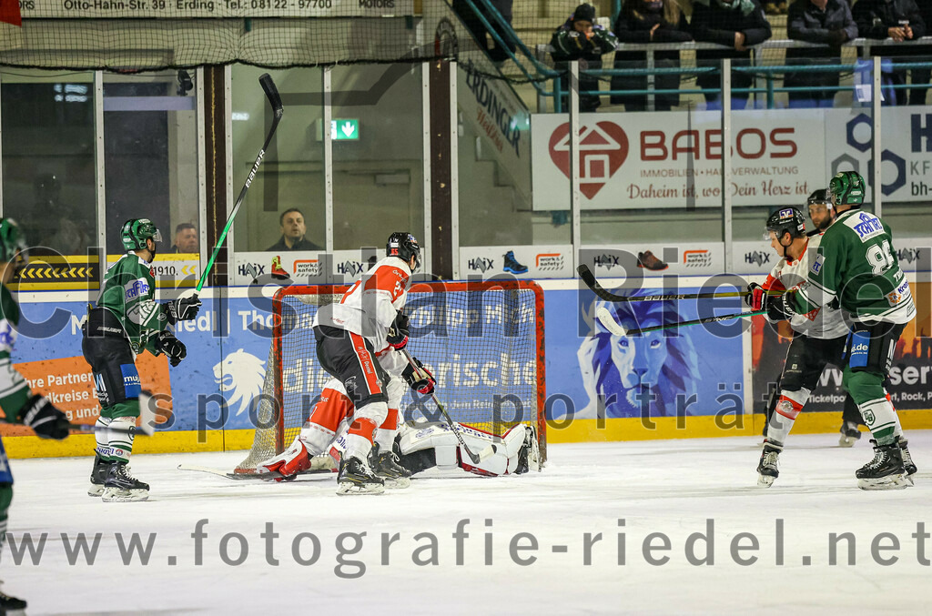 2024-01-12_050_TSV_Erding_gegen_EV_Dingolfing | Erding, Deutschland, 12.01.2024:
Eishockey, Bayernliga Vorrunde 2023 / 2024, 24. Spieltag, TSV Erding gegen EV Dingolfing, Endergebnis: 10:2

Philipp Michl (Erding Gladiators, #77), Dennis Jedrus (EV Dingolfing, #1), Michael Trox (Erding Gladiators, #86)

Foto: Christian Riedel / fotografie-riedel.net