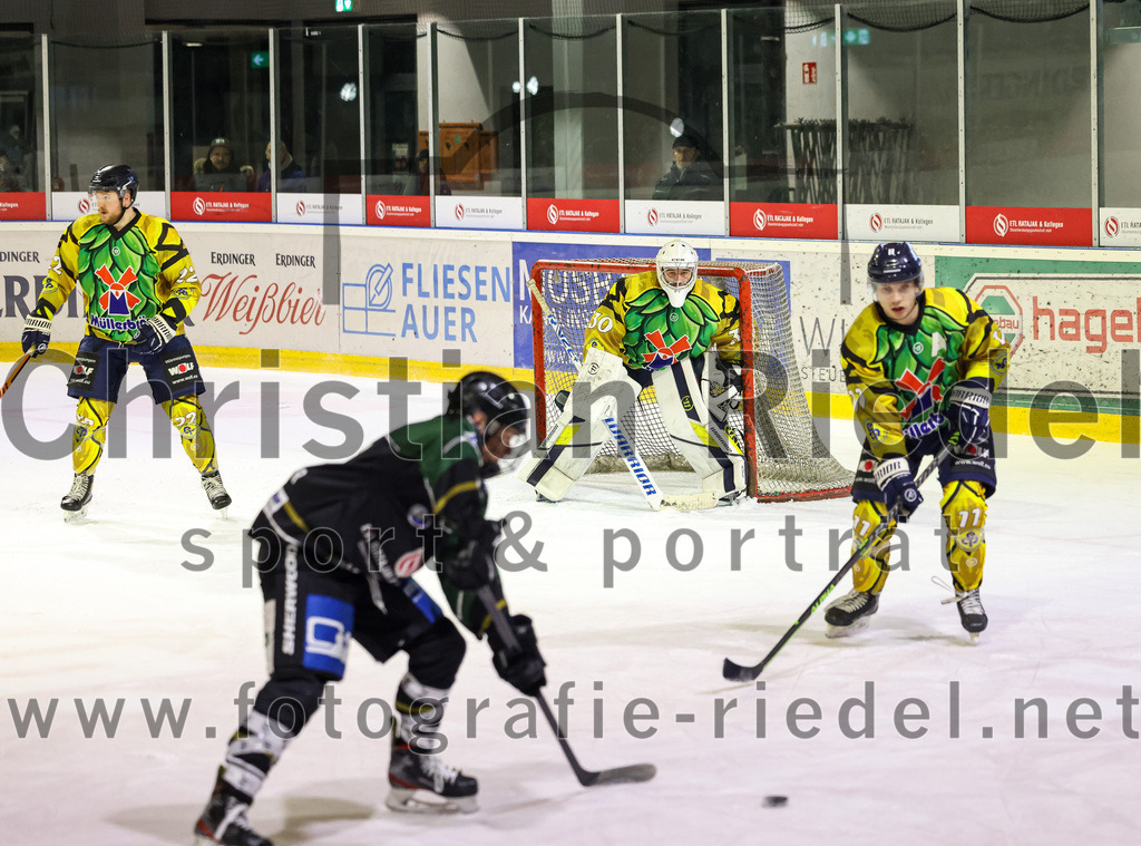 2022-12-16_144_TSV_Erding_gegen_EC_Pfaffenhofen | Erding, Deutschland, 16.12.2022:
Eishockey, Bayernliga 2022 / 2023, 21. Spieltag, TSV Erding gegen EC Pfaffenhofen, Endergebnis: 14:1

Fabian Eder (EC Pfaffenhofen, #22), Torwart Hannes Kiefer (EC Pfaffenhofen, #30), Liam Hätinen (EC Pfaffenhofen, #11)

Foto: Christian Riedel / fotografie-riedel.net