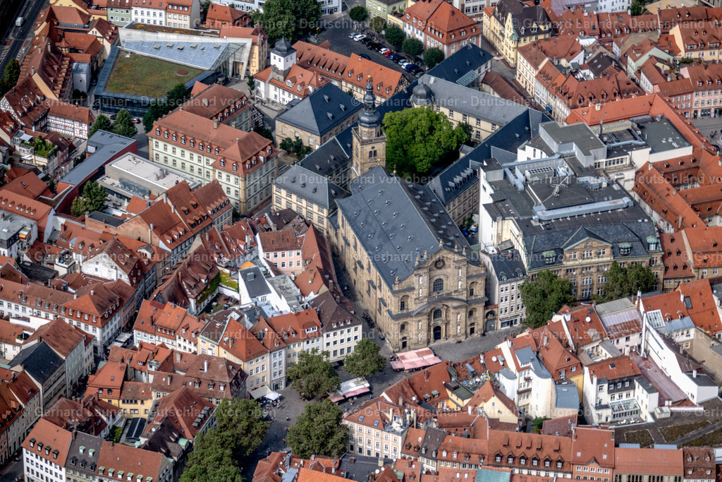 4060183 | BAMBERG 07.09.2021 Platz- Ensemble Domplatz mit Dom und neuer Residenz im Altstadtbereich und Innenstadtzentrum von Bamberg im Bundesland Bayern, Deutschland. // Ensemble space  with cathedral and new residence in the inner city center in Bamberg in the state Bavaria, Germany. Foto: Gerhard Launer