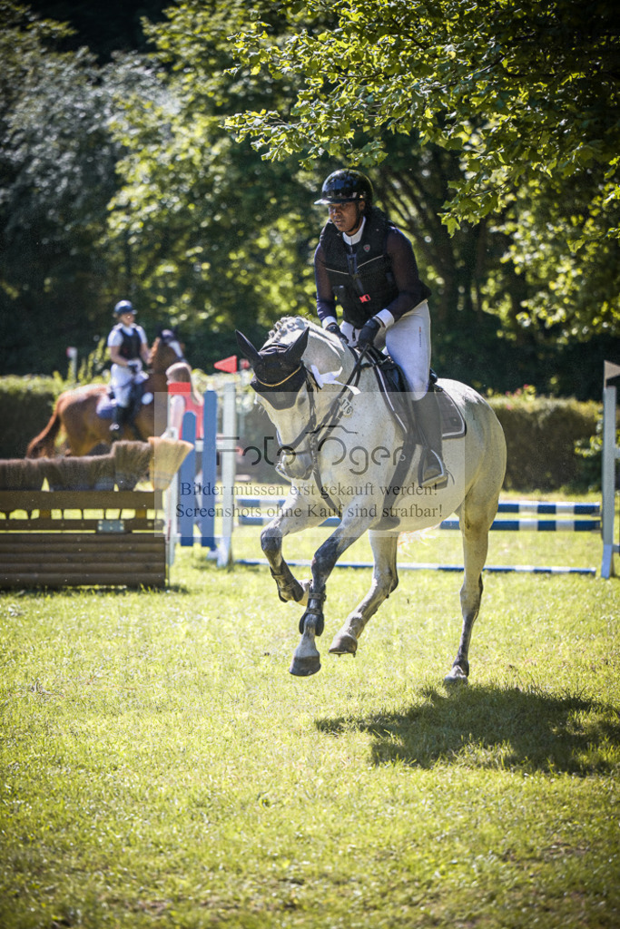 DOS_2358 | Entdecke hochwertige Reitturnierfotos von Foto Oger. Professionell, emotional und authentisch – jetzt Lieblingsmomente im Shop bestellen.Deutschlandweite Turnierfotografie. - Realisiert mit Pictrs.com