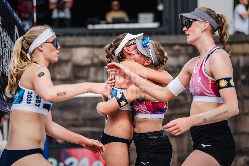 Beachvolleyball | Frauen | German Beach Tour 2024 | Tourstop Düsseldorf | 18.05.2024 | v.l. Anna Behlen, Sarah Schulz, Melanie Paul und Marie Schieder nach dem Spiel
