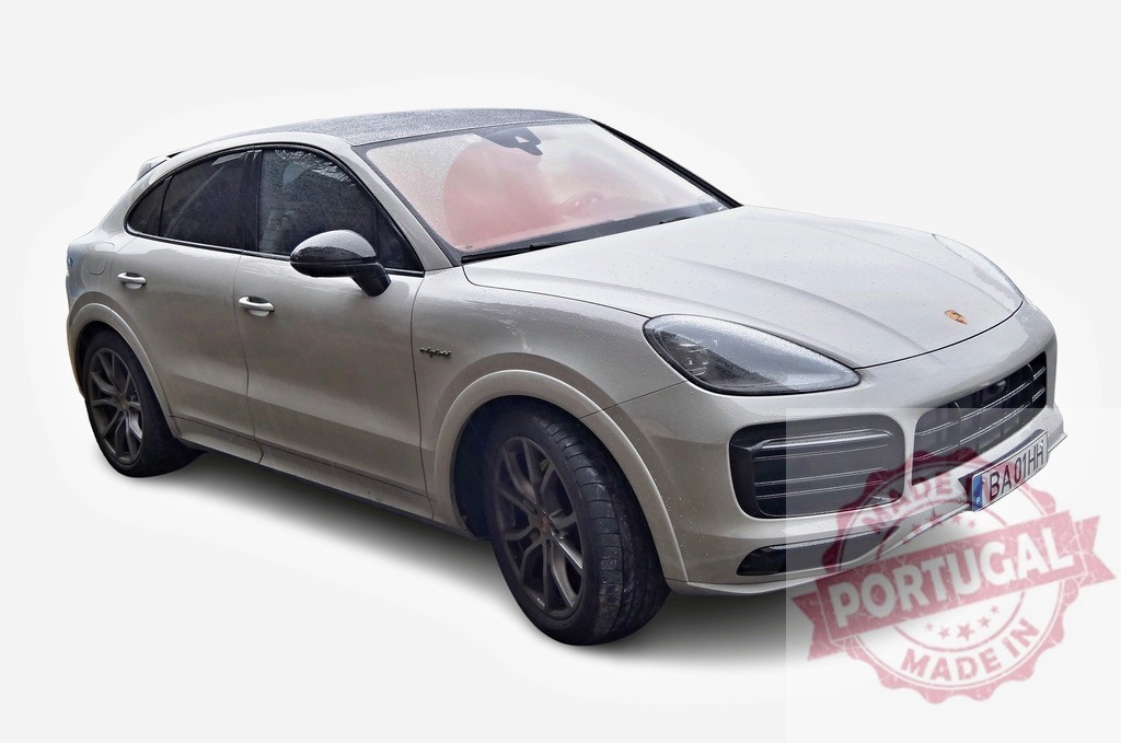 Porsche Cayenne Coupé E-Hybrid displaying its elegant design and power | Stylish Porsche Cayenne Coupé E-Hybrid parked, showcasing its sleek silhouette and hybrid technology - Realisiert mit Pictrs.com