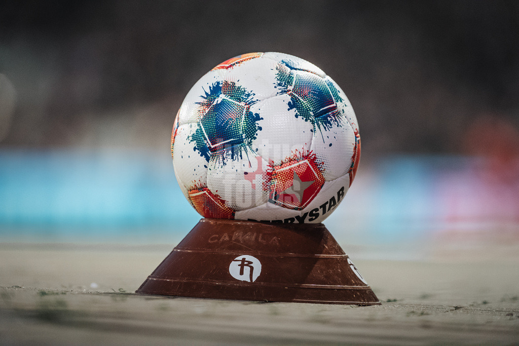 Fußball | Männer | Saison 2025/2026  | Fußball-Bundesliga | 27. Spieltag | FC St. Pauli vs. SC Freiburg | 22.04.2026 | Ein Ball liegt als Ersatzball auf einem Hütchen anstatt eines Balljungen
