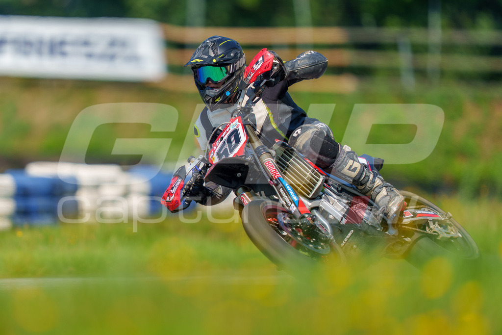 G-Cup + Supermoto Staatsmeisterschaft + Hungarian Supermoto Championship | GRIPcapture steht für authentische Sportfotografie in Österreich – für Momente, die mehr sind als Geschwindigkeit oder Ergebnis. Es geht um Emotion, Spannung, Fokus und den Augenblick, der oft nur einen Wimpernschlag dauert.Ob Motorsport, Teamsport oder 