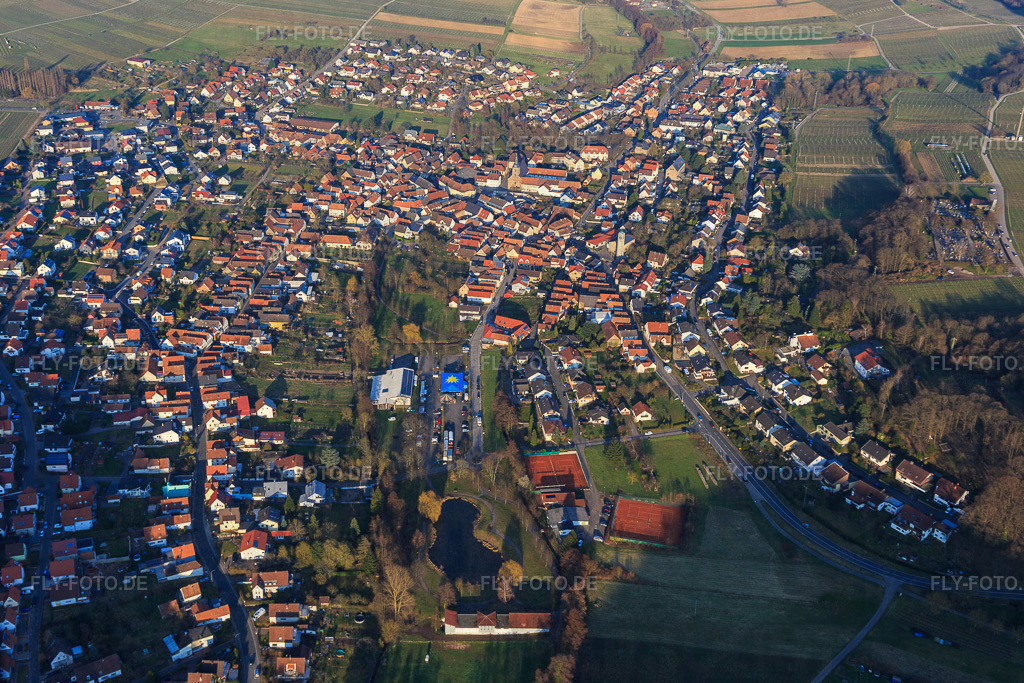 Kerwe an der Klingbachhalle | Luftbild: Kerwe an der Klingbachhalle in Klingenmünster im Bundesland Rheinland-Pfalz in Deutschland. Foto: IMG_105102.jpg vom 24.03.2018 durch Werner Riehm/FLY-FOTO.de - Realisiert mit Pictrs.com