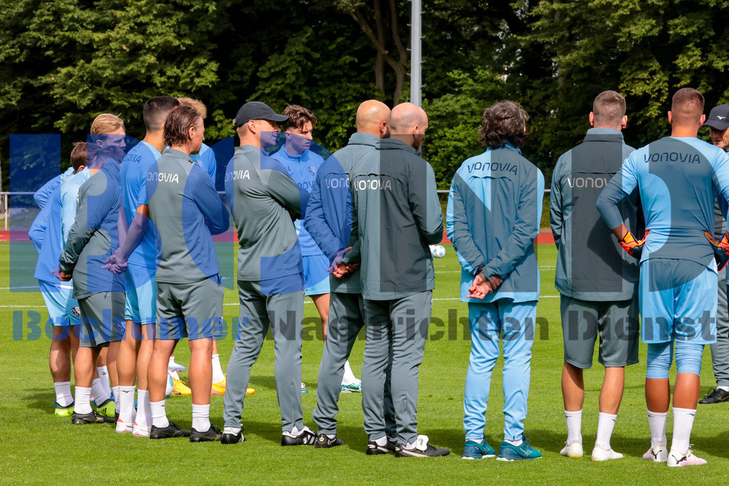 1. Fussball Bundesliga:  Trainingsauftakt VfL Bochum 1848 {date} -  | {headline}(Foto: Sebastian Sendlak / BOND)DFL regulations prohibit any use of photographs as image sequences and/or quasi-videos. - Realisiert mit Pictrs.com