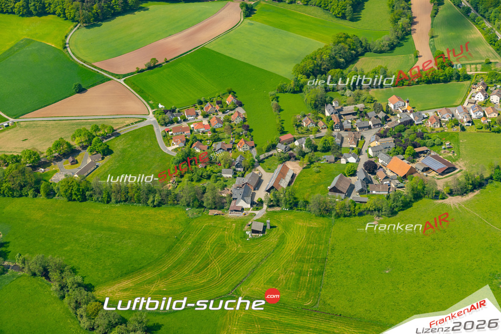 Die Luftaufnahme Hof an der Steinach - Mitwitz wurde 2022 vom Flugzeug aus (keine Drohne) erstellt. Hohe Auflösung -für große Poster und Wandbilder geeignet - Garantiert!