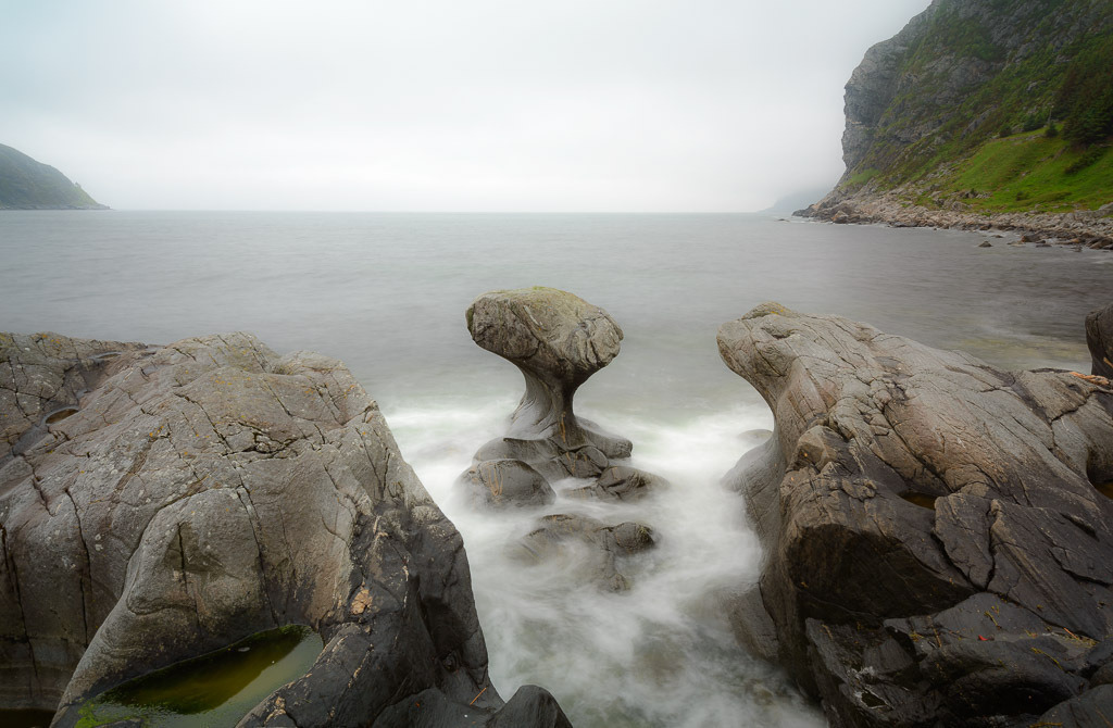 norwegen-2017-289 | Wie eine von Menschenhand geschaffene Skulptur ragt der Fels Kannesteinen aus dem Meer hervor. Er befindet sich an der Küste der Insel Vågsøy im westlichen Norwegen. Der etwa vier Meter hohe Stein wurde im Laufe der Zeit durch die Gewalt des Meeres geformt. - Realisiert mit Pictrs.com