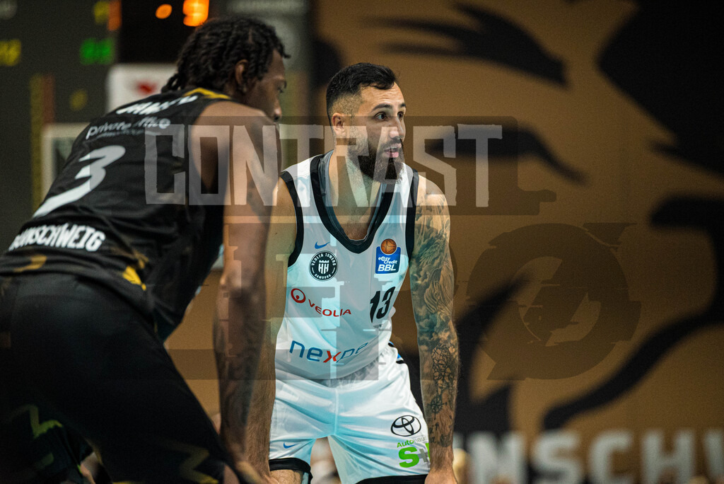 Basketball I Herren I Bundesliga I Saison 2025/2026 I 7. Spieltag I Basketball Löwen Braunschweig - Veolia Towers Hamburg | Martin Breunig (13, Veolia Towers Hamburg) schaut zum Spielgeschehen - Realisiert mit Pictrs.com