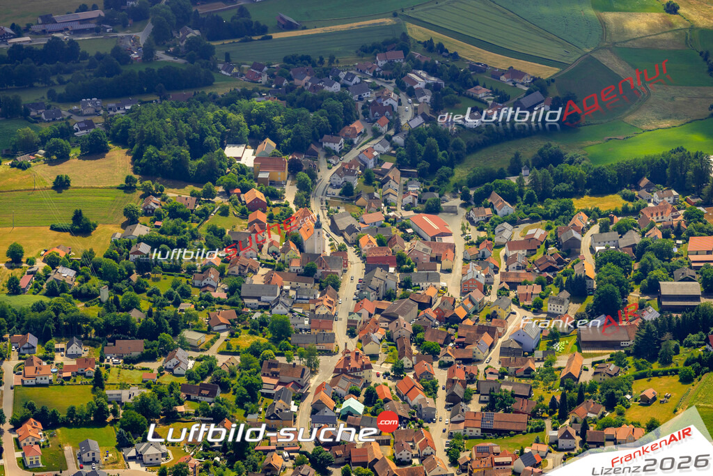 Das Luftbild zeigt : Hauptstraße Tiefenbach - Die Luftaufnahme wurde 2023 vom UL-Flugzeug aus erstellt ( keine Drohne ) - Hochauflösende Luftaufnahme - Für grossformatige Ausdrucke geeignet. Die Geschenkidee !Mit Lizenz und Bildrechte bestellbar