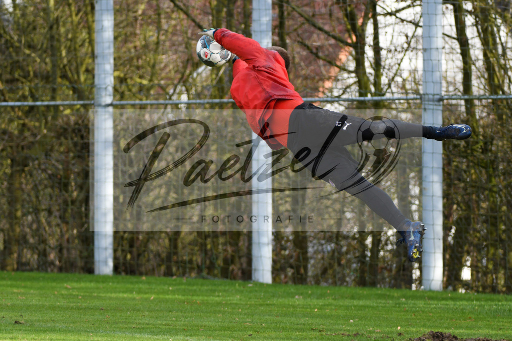 20200225_TRAOSN_0030 | Fussball, Herren: Torhueter Laurenz Beckemeyer (VfL Osnabrueck) haelt einen Ball, mit einer Parade waehrend der Trainingseinheit des VfL Osnabrueck im Sportpark Illoshoehe am 25.02.2020 in Osnabrueck, Deutschland. - Realisiert mit Pictrs.com