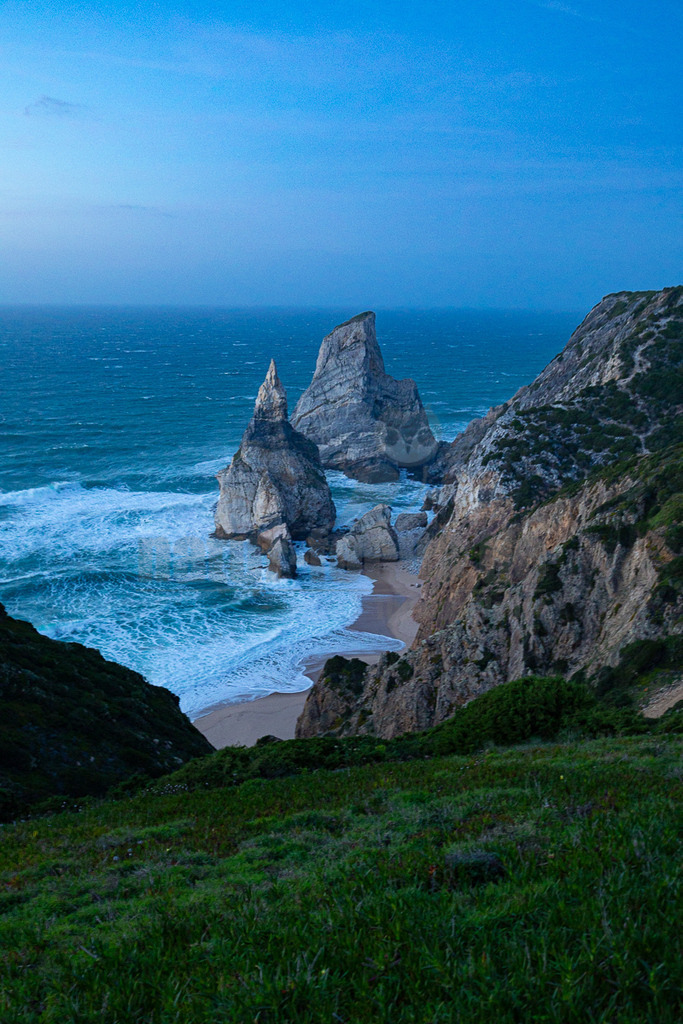 R6NF1261_20241207 | Wer den gefährlichen Abstieg hinunter an den ruhigen und wenig frequentierten Sandstrand wagt, wird mit einer herrlichen Landschaft belohnt, die von riesigen Felsformationen dominiert wird. Einem dieser Felsen, dessen Form an die Gestalt einer Bärin (ursa) erinnert, verdankt der Strand seinen Namen. - Realisiert mit Pictrs.com