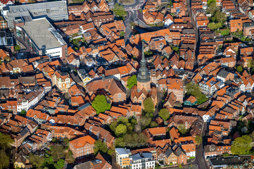 Stade_Cosmea_Kirche_ELS_0106010523 | STADE 01.05.2023 Kirchengebäude der St. Cosmae-Nicolai Kirche am Cosmae-Kirchhof in Stade im Bundesland Niedersachsen. // Church building St. Cosmae-Nicolai church at the Cosmea church graveyard in Stade in the state Lower Saxony. Foto: Martin Elsen