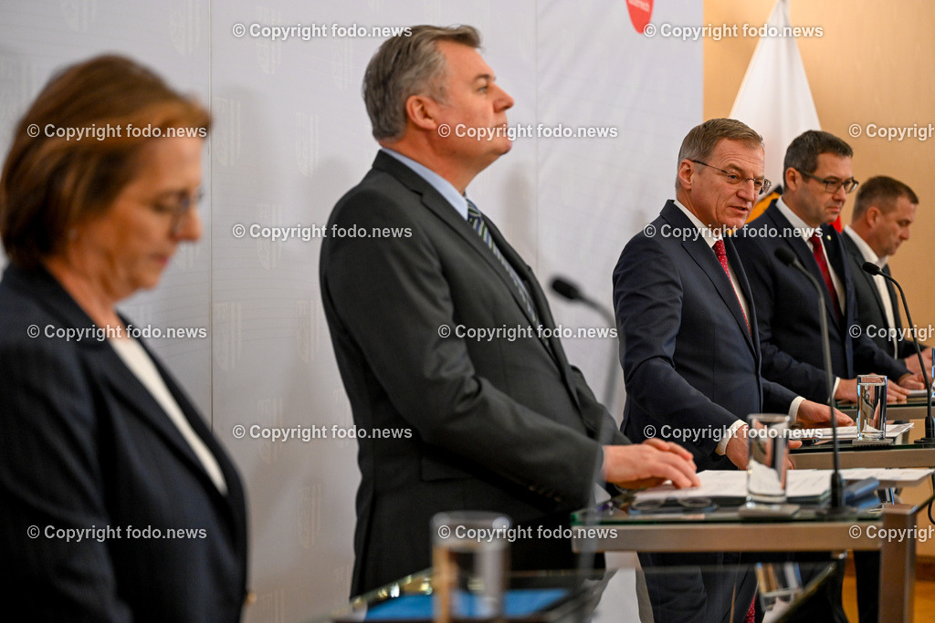 Pressekonfernz Land Ooe_ Einigung zur Westspange Steyr_ 26.01.2024-16 | 26.01.2024, Linz, AUT, Pressekonferenz Land Ooe, Einigung zur Westspange Steyr - Praesentation der verkehrlichen Wirkungsanalyse im Bild Judith Ringer (VP, StRin. der Stadt Steyr), LR Guenther Steinkellner (FP), LH Thomas Stelzer (VP, Landeshauptmann Ooe), Markus Vogl (SP, Bgm. der Stadt Steyr), Helmut Zoettl (FP, VizeBgm. der Stadt Steyr)