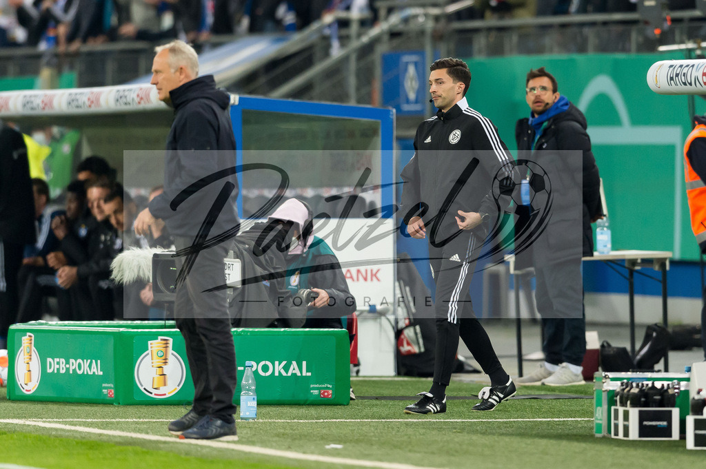 HSVSCF20220419_114 | Fussball, Herren: Fourth official Florian Badstuebner schaut beim DFB-Pokal-Halbfinalspiel zwischen Hamburger SV und SC Freiburg im Volksparkstadion am 19.04.2022 in Hamburg, Deutschland.DFB / DFL REGULATIONS PROHIBIT ANY USE OF PHOTOGRAPHS AS IMAGE SEQUENCES AND/OR QUASI-VIDEO. - Realisiert mit Pictrs.com