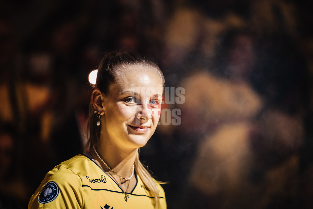 Volleyball | Frauen | Saison 2025/2026 | Volleyball Bundesliga | SSC Palmberg Schwerin vs. ETV Hamburger Volksbank Volleys | 18.10.2025 | Hannah Kohn (#12, SSC Palmberg Schwerin) beim Einlauf in die Arena