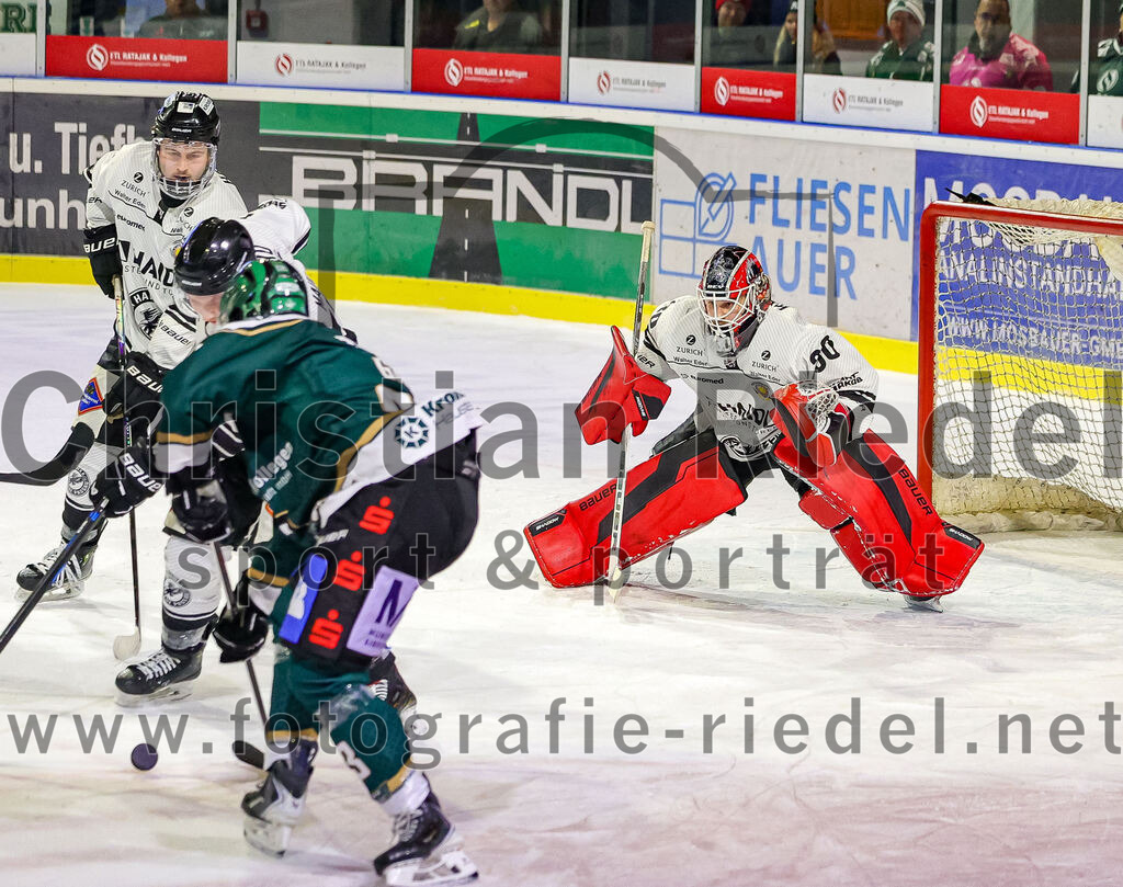 2025-11-25_157_TSV_Erding_gegen_EHF_Passau_Black_Hawks | Erding, Deutschland, 25.11.2025:Eishockey, Oberliga Süd 2025 / 2026, 20. Spieltag, TSV Erding gegen EHF Passau Black Hawks, Endergebnis: 2:3 n.V.Torwart Janik Engler (EHF Passau Black Hawks, #30)Foto: Christian Riedel / fotografie-riedel.net