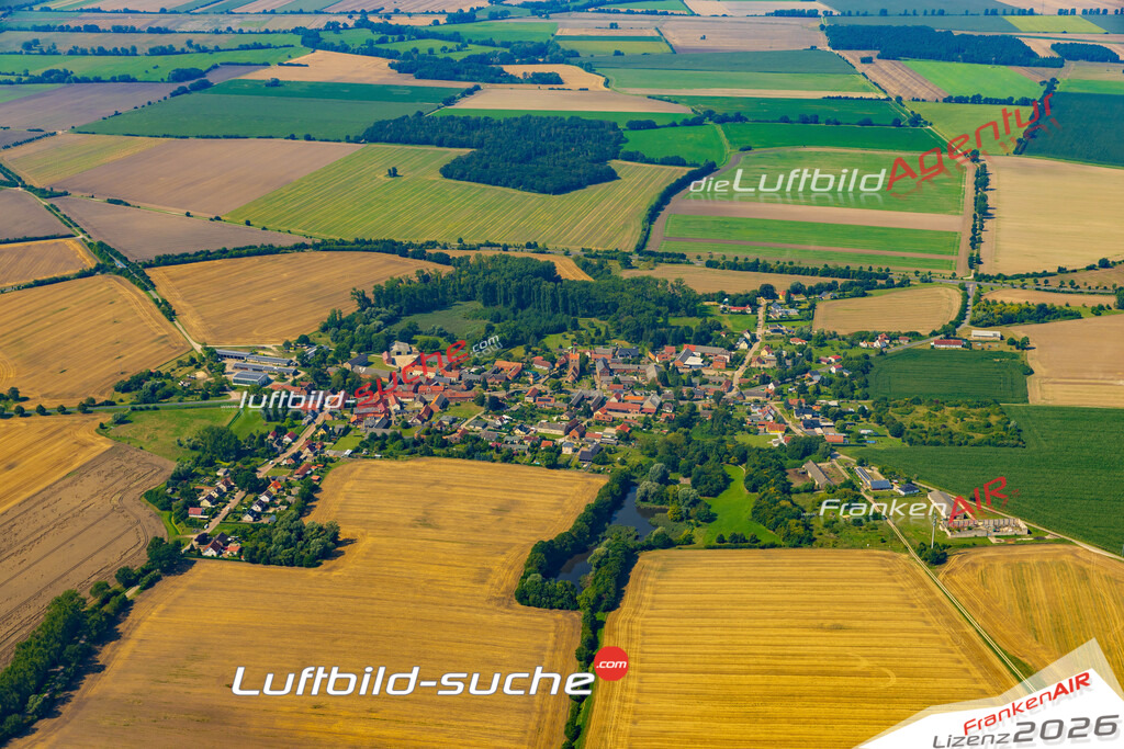 Luftbild Vs Google Maps  Groß Schwechten  Stendal -Das Luftbild wurde 2025 vom UL-Flugzeug heraus erstellt ( keine Drohnenluftbilder ) - Hochauflösende Luftaufnahme -Nicht vergleichbar mit Google Maps oder Satelittenbilder- Die Geschenkidee !Mit Lizenz und Bildrechte bestellbar
