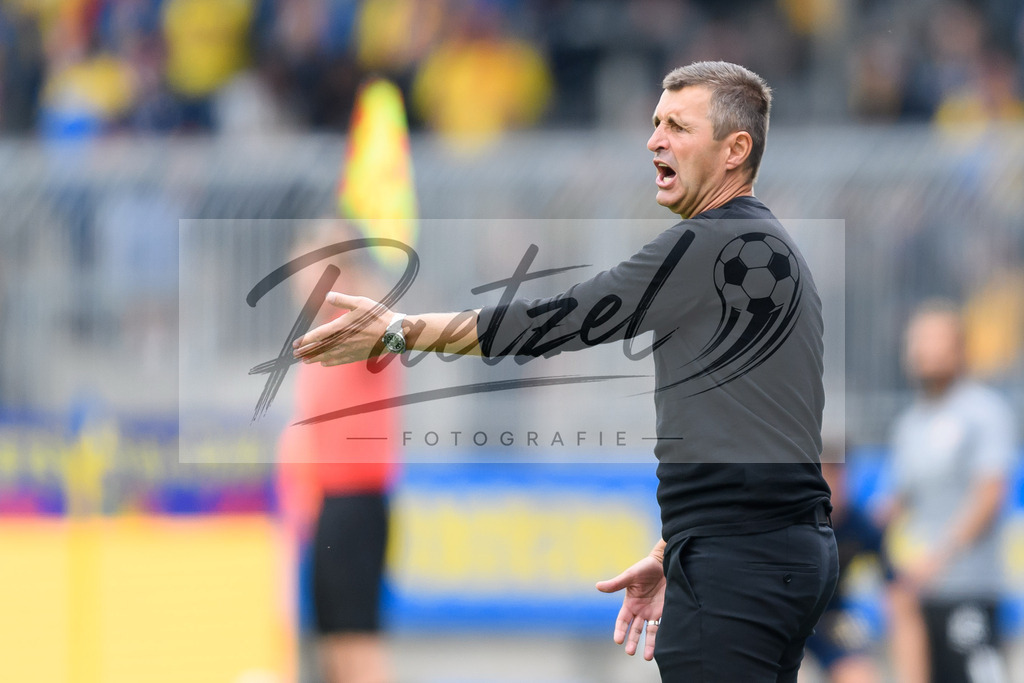 EBSTSV20210828_039 | Fussball, Herren: Trainer Michael Koellner (TSV 1860 Muenchen) gestikuliert beim Spiel der 3. Liga zwischen Eintracht Braunschweig und TSV 1860 Muenchen im Eintracht-Stadion am 28.08.2021 in Braunschweig, Deutschland.DFB / DFL REGULATIONS PROHIBIT ANY USE OF PHOTOGRAPHS AS IMAGE SEQUENCES AND/OR QUASI-VIDEO. - Realisiert mit Pictrs.com