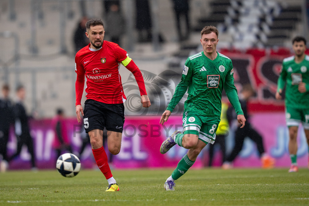 SG Sonnenhof Grossaspach vs. FC 08 Homburg, Fussball, Regionalliga Suedwest, 26. Spieltag, 28.03.2026 | Zweikampf zwischen Volkan Celiktas (SG Sonnenhof Grossaspach, #05) und Simon Joachims (FC 08 Homburg, #08),SG Sonnenhof Grossaspach vs. FC 08 Homburg, Fussball, Regionalliga Suedwest, 26. Spieltag, 28.03.2026