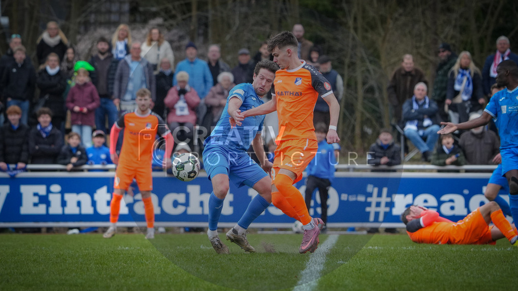 Fußball, Herren, Saison 2025/2026, Landespokal Brandenburg, Halbfinale, RSV Eintracht 1949 vs. VfB 1921 Krieschow, Samstag 28.03.2026, Sportplatz-Heinrich-Zille-Straße | Fußball, Herren, Saison 2025/2026, Landespokal Brandenburg, Halbfinale, RSV Eintracht 1949 vs. VfB 1921 Krieschow, Samstag 28.03.2026, Sportplatz-Heinrich-Zille-Straße, Im Bild: Leon Hellwig (l. RSV) und Leo Felgenträger (r. VfB) - Realisiert mit Pictrs.com