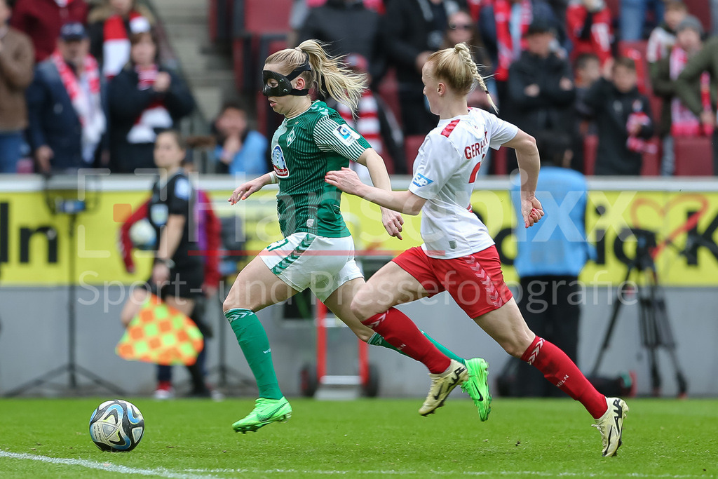 Fussball, Google Pixel Frauen-Bundesliga, 1. FC Köln - SV Werder Bremen | v.li.: Nina Lührßen (SV Werder Bremen, 27) und Anna Gerhardt (1. FC Köln, 21) im Laufduell, Zweikampf, Duell, Dynamik, Aktion, Action, Spielszene, DIE DFB-RICHTLINIEN UNTERSAGEN JEGLICHE NUTZUNG VON FOTOS ALS SEQUENZBILDER UND/ODER VIDEOÄHNLICHE FOTOSTRECKEN. DFB REGULATIONS PROHIBIT ANY USE OF PHOTOGRAPHS AS IMAGE SEQUENCES AND/OR QUASI-VIDEO.