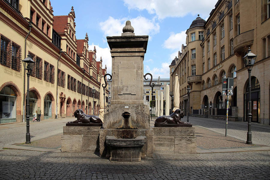 Foto: Leipzig - Loewenbrunnen auf dem Naschmarkt | Das Team hinter BILDLEXIKON LEIPZIG bündelt historische wie aktuelle Informationen über die Stadt Leipzig in Text und Bild auf einer Plattform und stellt diese der interessierten Öffentlichkeit zur Verfügung.
