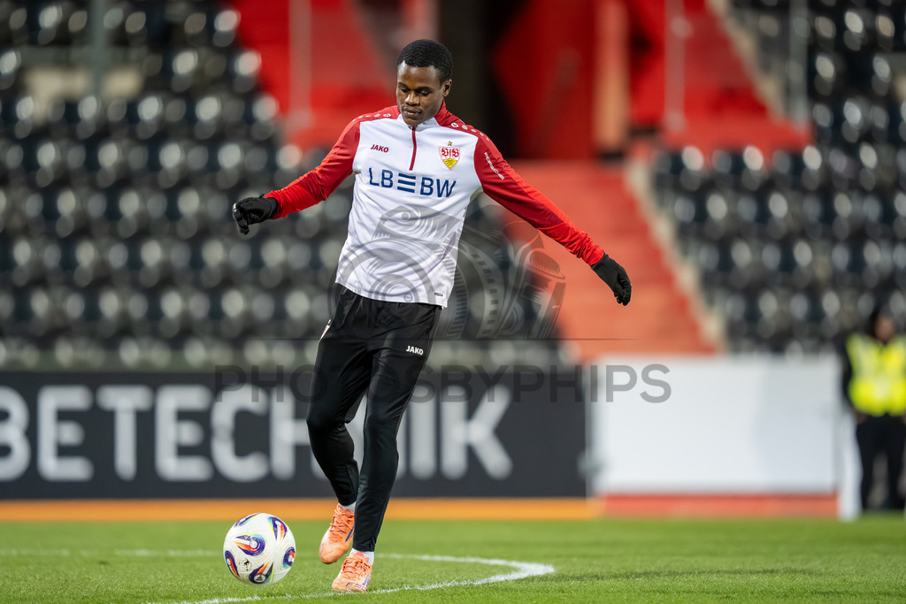 VfB Stuttgart II vs. FC Energie Cottbus, Fussball, 3.Liga, 27. Spieltag, Saison 2025/2026, 03.03.2026 | Kaden Nana Kwaku Attakora Amanianpong (VfB Stuttgart II, #02),VfB Stuttgart II vs. FC Energie Cottbus, Fussball, 3.Liga, 27. Spieltag, Saison 2025/2026, 03.03.2026Foto: photosbyphips/Philip Ziegler