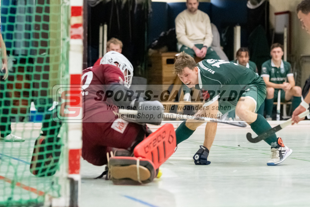 SFE_20240113_0112 | Mülheim, Deutschland, 13.01.2024: Lennard Leist (Rot-Weiss Köln), Henrik Mertgens (Uhlenhorst Mülheim) in Aktion waehrend des Spiels der Halle 1. Bundesliga Herren zwischen Uhlenhorst Mülheim vs Rot-Weiss Köln im Sporthalle Lehnerstr. (HTCU) am 13.01.2024 in Mülheim, Deutschland. (Foto von Stephan Fehrmann)

Mülheim, Germany, 13.01.2024: Lennard Leist (Rot-Weiss Köln), Henrik Mertgens (Uhlenhorst Mülheim) in action during the game of Halle 1. Bundesliga Herren between Uhlenhorst Mülheim vs Rot-Weiss Köln in Sporthalle Lehnerstr. (HTCU) at 13.01.2024 in Mülheim, Deutschland. (Foto von Stephan Fehrmann)