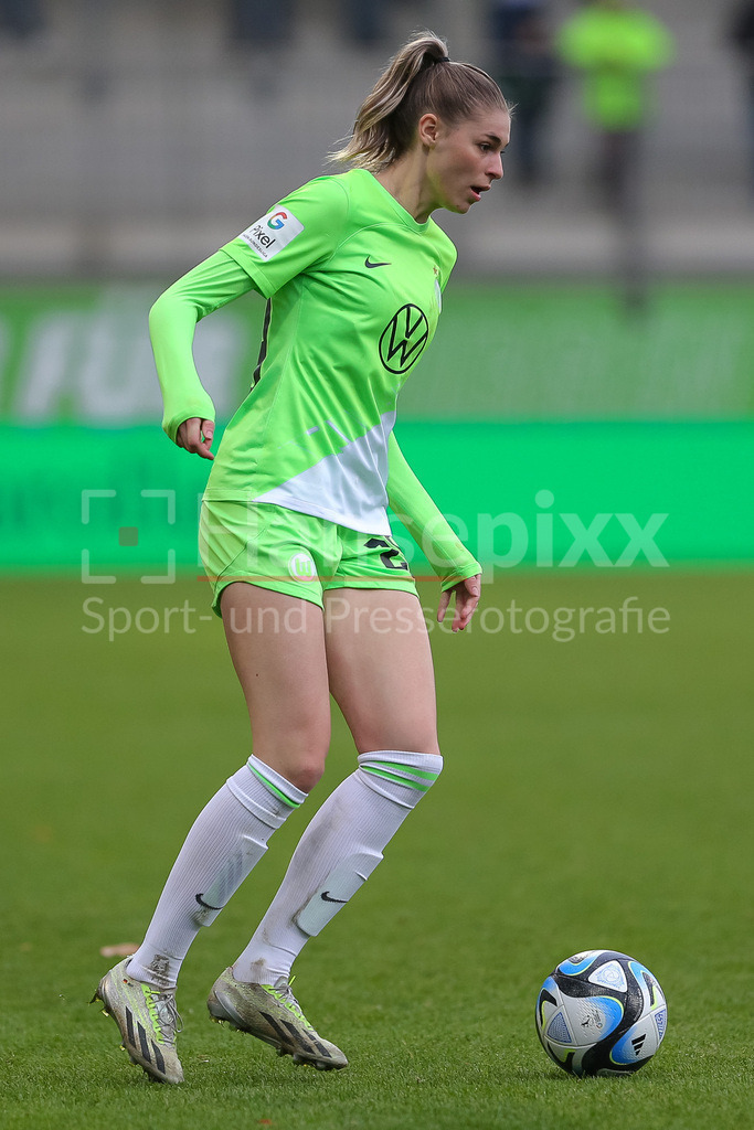 Fussball, Google Pixel Frauen-Bundesliga, VfL Wolfsburg - MSV Duisburg | v.li.: Jule Brand (VfL Wolfsburg, 29) am Ball, Freisteller, Einzelbild, Ganzkörper, Aktion, Action, Spielszene, DIE DFB-RICHTLINIEN UNTERSAGEN JEGLICHE NUTZUNG VON FOTOS ALS SEQUENZBILDER UND/ODER VIDEOÄHNLICHE FOTOSTRECKEN. DFB REGULATIONS PROHIBIT ANY USE OF PHOTOGRAPHS AS IMAGE SEQUENCES AND/OR QUASI-VIDEO.