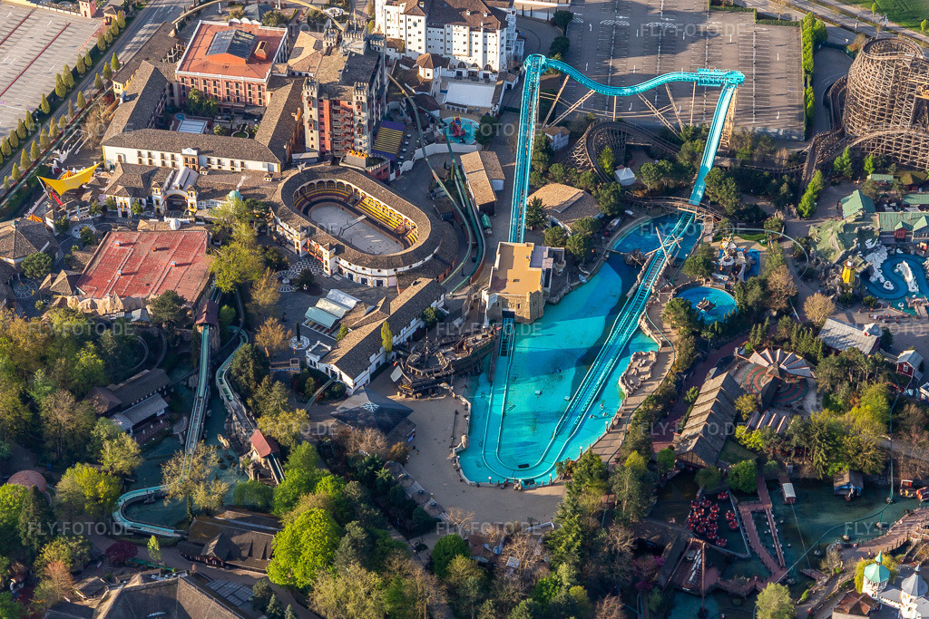 Luftbild: Wegen Corona-Lockdown geschlossene Achterbahn Atlantica Super Splash an der Spanischen Arena im Freizeitpark Europa-Park. in Rust im Bundesland Baden-Württemberg in Deutschland. Foto: IMG_126625.jpg vom 25.04.2021 durch Werner Riehm/FLY-FOTO.de