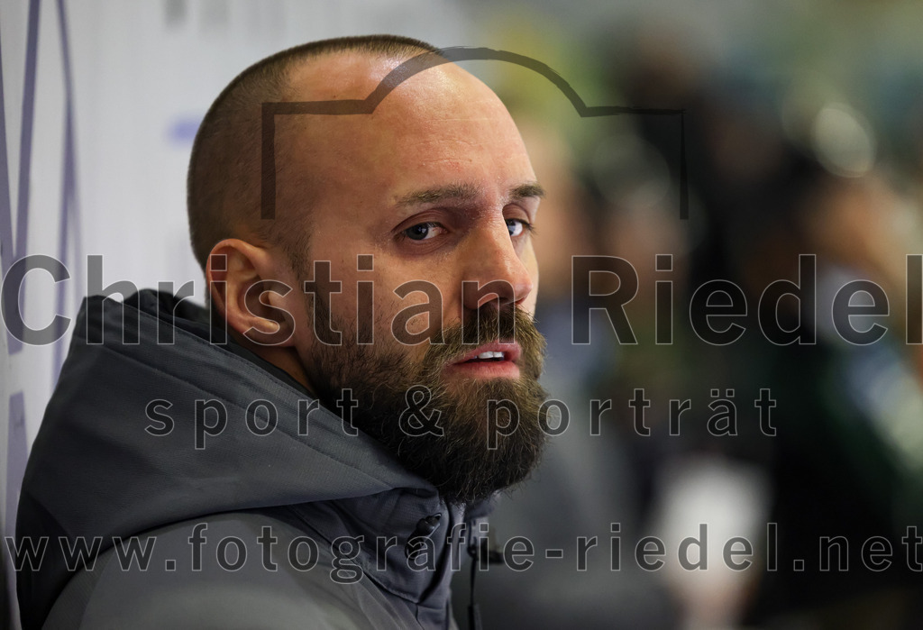 2023-01-13_037_TSV_Erding_gegen_VfE_Ulm-Neu-Ulm | Erding, Deutschland, 13.01.2023:
Eishockey, Bayernliga 2022 / 2023, 27. Spieltag, TSV Erding gegen VfE Ulm/Neu-Ulm, Endergebnis: 6:1

Teamchef Felix Schütz (Erding Gladiators)

Foto: Christian Riedel / fotografie-riedel.net