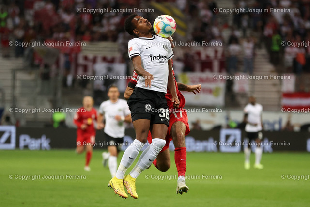 sgevsrblei_3172 | 03.09.2022 xjfx  Fussball 1.Bundesliga Eintracht Frankfurt - RB Leibzig emspor,  v.l.,  Ansgar Knauff (Eintracht Frankfurt), Dominik Szoboszlai (RB Leibzig)




(DFL/DFB REGULATIONS PROHIBIT ANY USE OF PHOTOGRAPHS as IMAGE SEQUENCES and/or QUASI-VIDEO) - Realisiert mit Pictrs.com