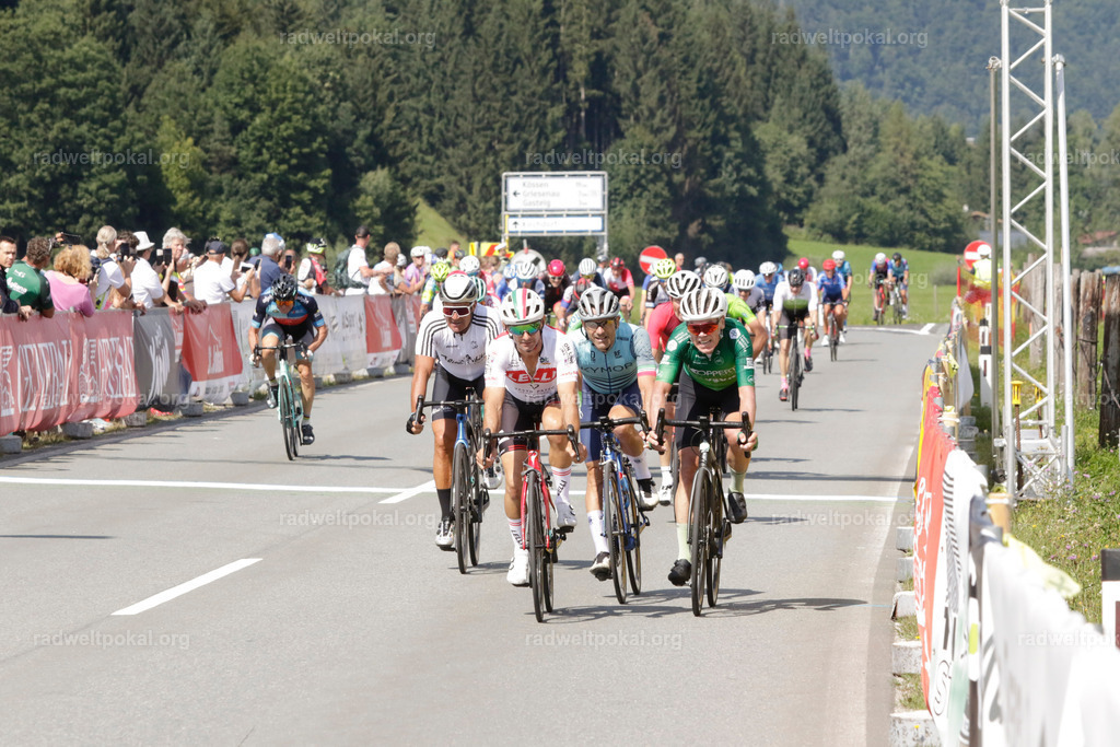 1079_20230817_Bewerb_Maenner_Muehlanger | AUT - OESTERREICH, 2023-08-16: SPORT RENNRAD-FAHREN - 55. INTERNATIONALER RADWELTPOKAL IN ST. JOHANN IN TIROL  - Vintage-Radrennen mit WM-Bronze-Medaillen-Siegerin Christina Schweinberger, den Teilnehmer und Alexander Baumann (vom Orginastions-Team) - TAG 2 BEWERB MAENNER IN SECHS GRUPPEN  ; Foto: Roland Muehlanger