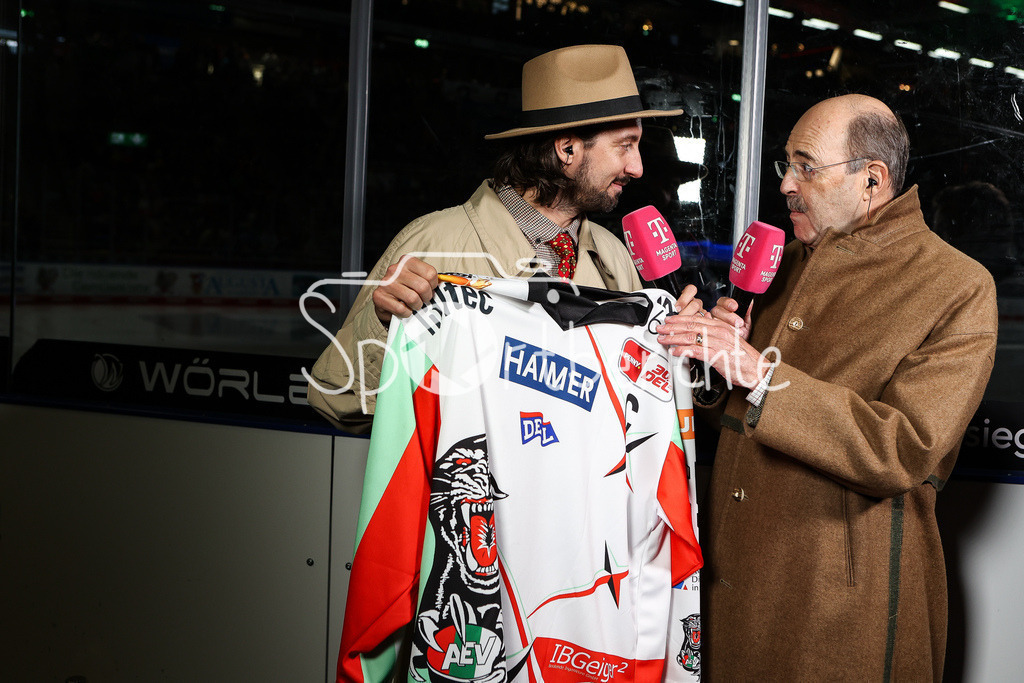 Augsburger Panther - Nürnberg ICE Tigers | Patrick EHELECHNER am Mikrofon von Magenta Sport beim Retro Spiel zwischen Augsburg und Nuernberg / Fritz von Thurn und Taxis