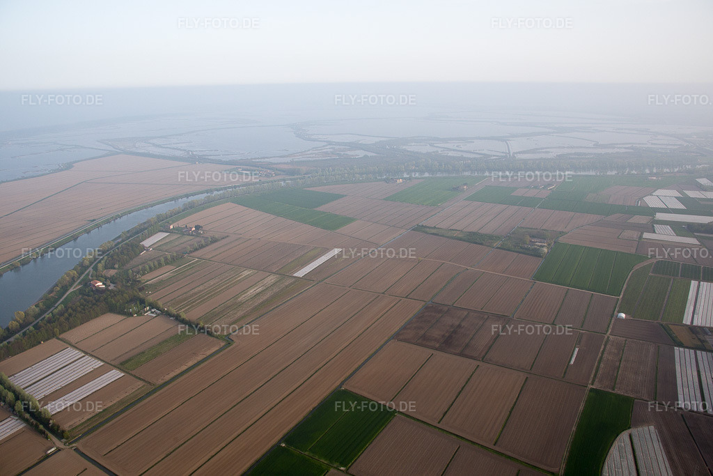 Luftbild: Ortsansicht in Fossone d'Adige im Bundesland Venetien in Italien. Foto: IMG_087621.jpg vom 06.04.2016 durch Werner Riehm/FLY-FOTO.de