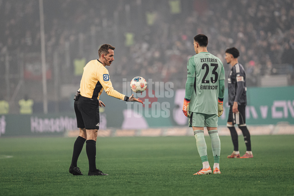 Fußball | Männer | Saison 2025/2026 | 1. Fußball-Bundesliga | 15. Spieltag | Hamburger SV vs. Eintracht Frankfurt | 20.12.2025 | Es gibt Schiedsrichterball von Schiedsrichter Tobias Stieler links für Michael Zetterer (#23, Eintracht Frankfurt) rechts