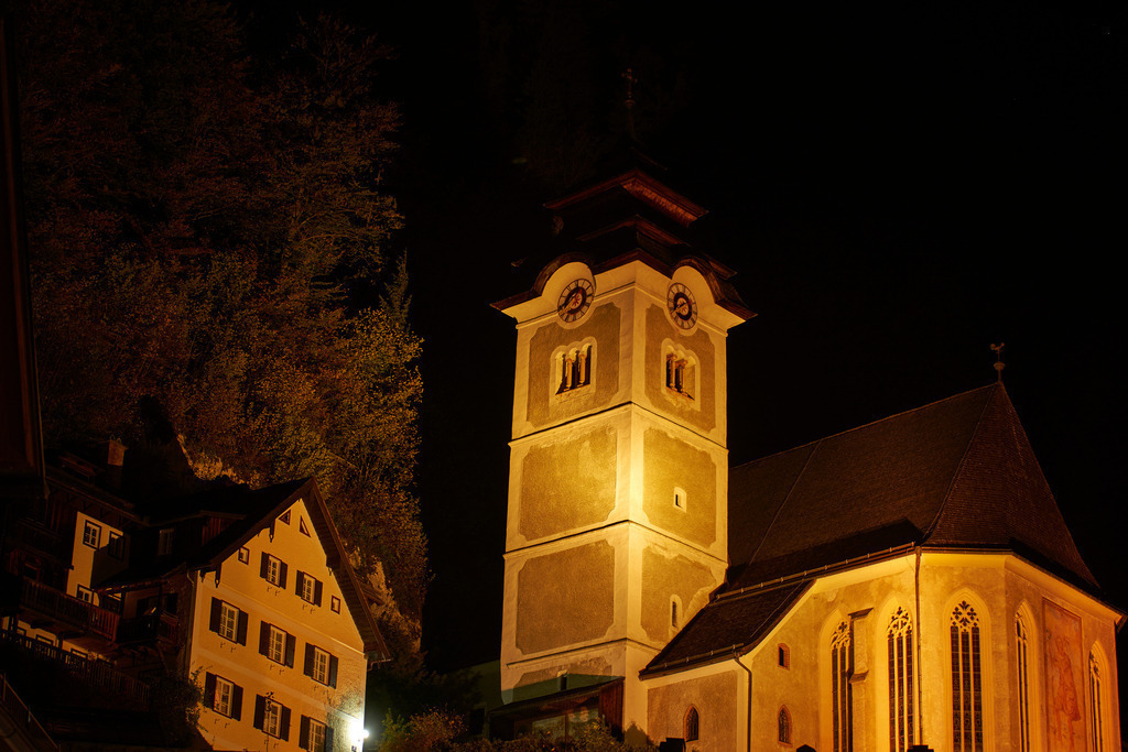 Katholische Wallfahrtskirche bei Nacht | Hallstatt, Austria - October 16, 2018: Katholische Wallfahrtskirche bei Nacht. - Realisiert mit Pictrs.com