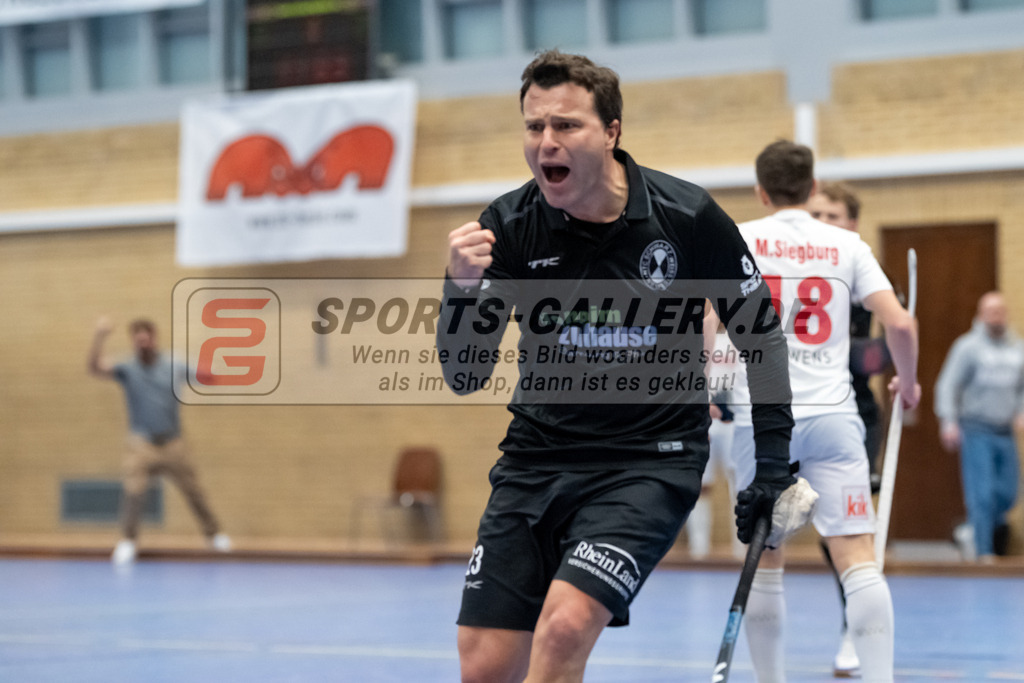 SFE_20240106_0034 | Neuss, Deutschland, 06.01.2024: Sebastian Draguhn (SW Neuss) jubelt waehrend des Spiels der Halle 1. Bundesliga Herren zwischen SW Neuss vs Rot-Weiss Köln im Stadionhalle (SW Neuss) am 06.01.2024 in Neuss, Deutschland. (Foto von Stephan Fehrmann)

Neuss, Germany, 06.01.2024: Sebastian Draguhn (SW Neuss) celebrates during the game of Halle 1. Bundesliga Herren between SW Neuss vs Rot-Weiss Köln in Stadionhalle (SW Neuss) at 06.01.2024 in Neuss, Deutschland. (Foto von Stephan Fehrmann)