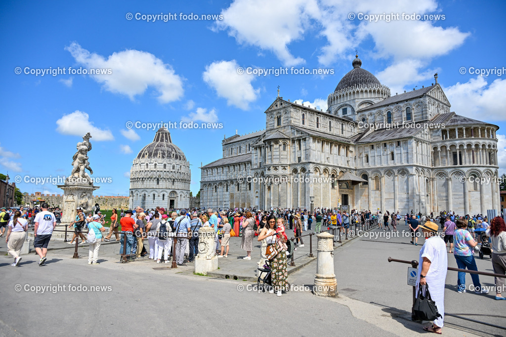 Italien_ Toscana_ Pisa_ 28.05.2024-42 | 28.05.2024, Italien, ITA, Toskana, Pisa im Bild Stadtansichten, Gebäude, Architektur, Touristen, Historisch, Souvenier, Turm, Dom, Piazza, schief


Pisa ist eine Stadt in Italien, gelegen in der Toskana am Arno. Wahrzeichen ist der als Schiefer Turm von Pisa bekannte Campanile des Doms auf der Piazza dei Miracoli im Norden des Stadtzentrums. 
Quelle: Wikipedia
