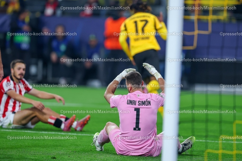 UCL01102501079 | 01.10.2025, Fußball, UEFA Champions League, Borussia Dortmund - Athletic Club Bilbao, BVB Stadion, 2. Spieltag, Saison 2025 2026: Enttäuschung nach dem 0:2 durch Torschütze Carney Chukwuemeka (BVB #17)  bei  Torhüter Unai Simon (Bilbao #01) Regulations prohibit any use of photographs as image sequences and or quasi-video.