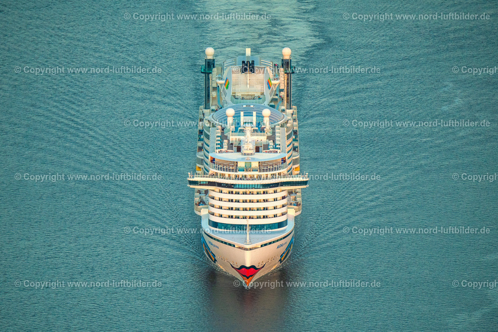 Aida_Prima_auf_der_Elbe_ELS_4181060822 | GLüCKSTADT 06.08.2022 Kreuzfahrtschiff Aida Prima auf der Elbe Höhe Glückstadt, Deutschland. // Cruise ship Aida Prima on the Elbe at Glueckstadt, Germany. Foto: Martin Elsen