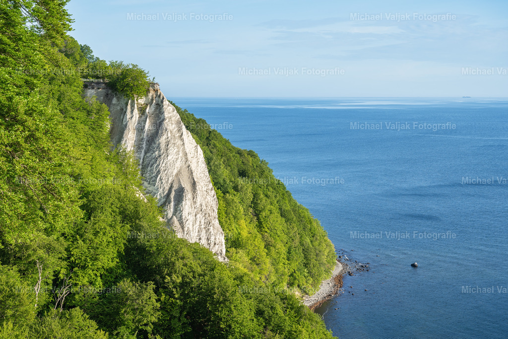 Königsstuhl auf Rügen | Blick zum berühmten Kreidefelsen Königsstuhl im Nationalpark Jasmund auf der Ostseeinsel Rügen.  - Realisiert mit Pictrs.com