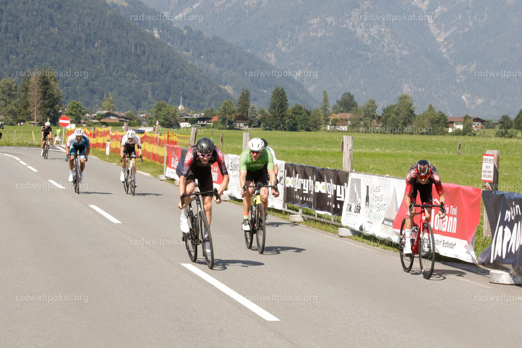 1152_20230817_Bewerb_Maenner_Muehlanger | AUT - OESTERREICH, 2023-08-16: SPORT RENNRAD-FAHREN - 55. INTERNATIONALER RADWELTPOKAL IN ST. JOHANN IN TIROL  - Vintage-Radrennen mit WM-Bronze-Medaillen-Siegerin Christina Schweinberger, den Teilnehmer und Alexander Baumann (vom Orginastions-Team) - TAG 2 BEWERB MAENNER IN SECHS GRUPPEN  ; Foto: Roland Muehlanger
